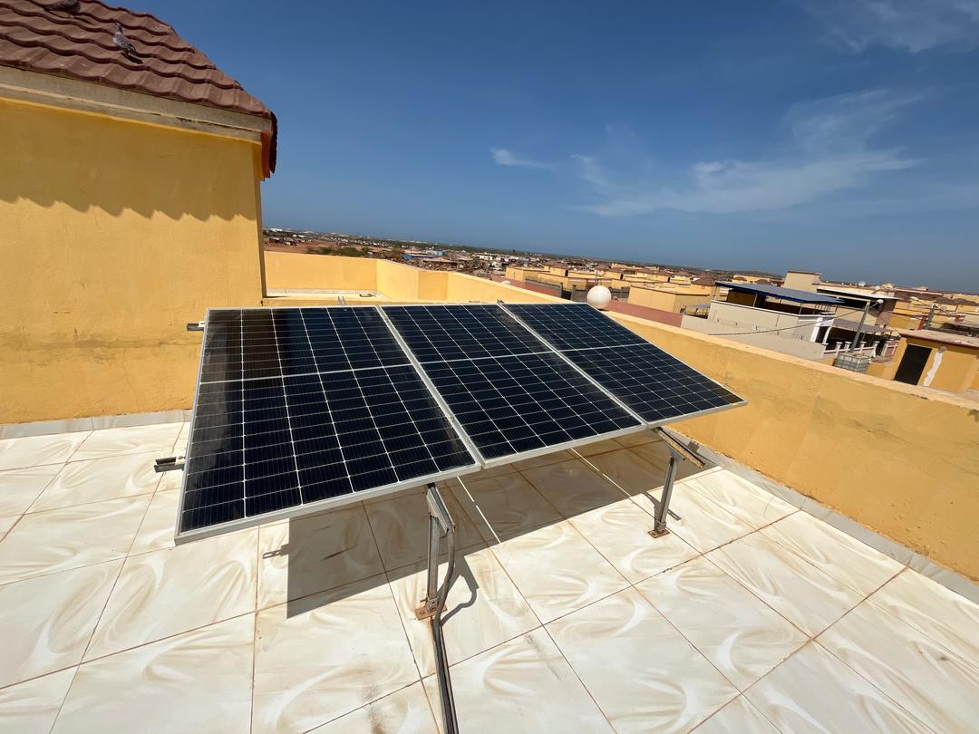 Panneaux solaires 600W, structure incluse, comme neufs