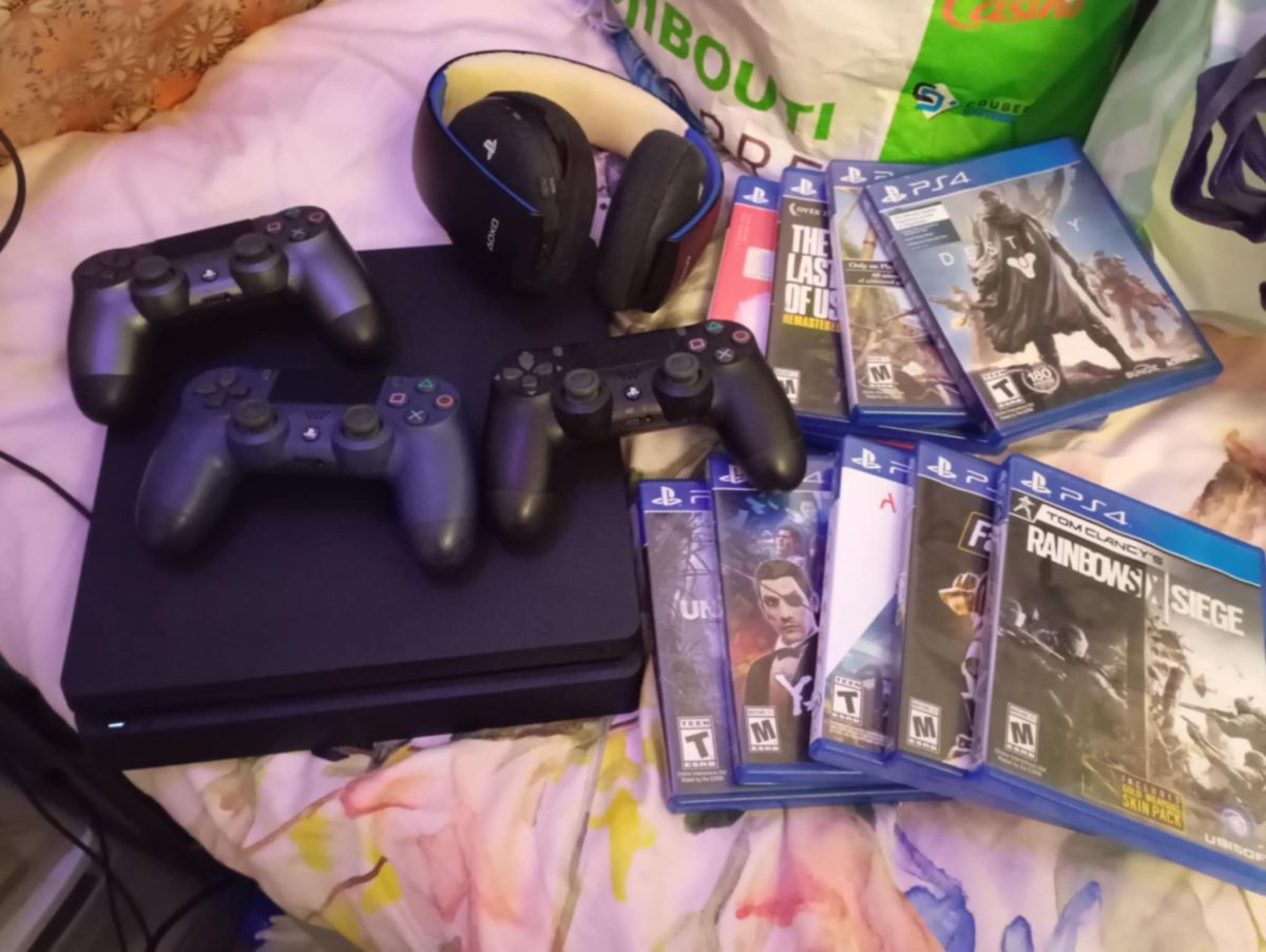 PS4 Slim avec 3 manettes, 8 jeux et écouteurs en excellent état