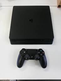 PS4 en excellent état avec 2 manettes incluses