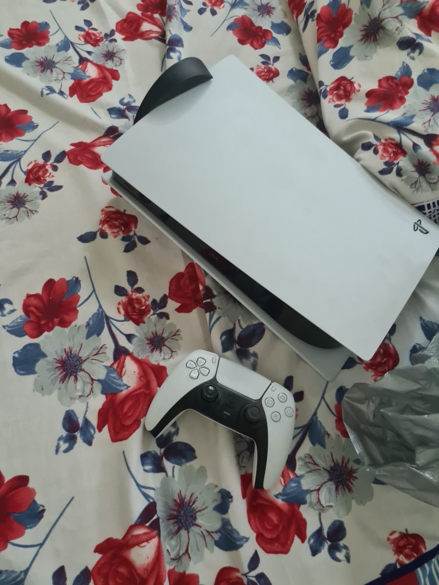 PS5 avec jeux, manettes et abonnement en ligne
