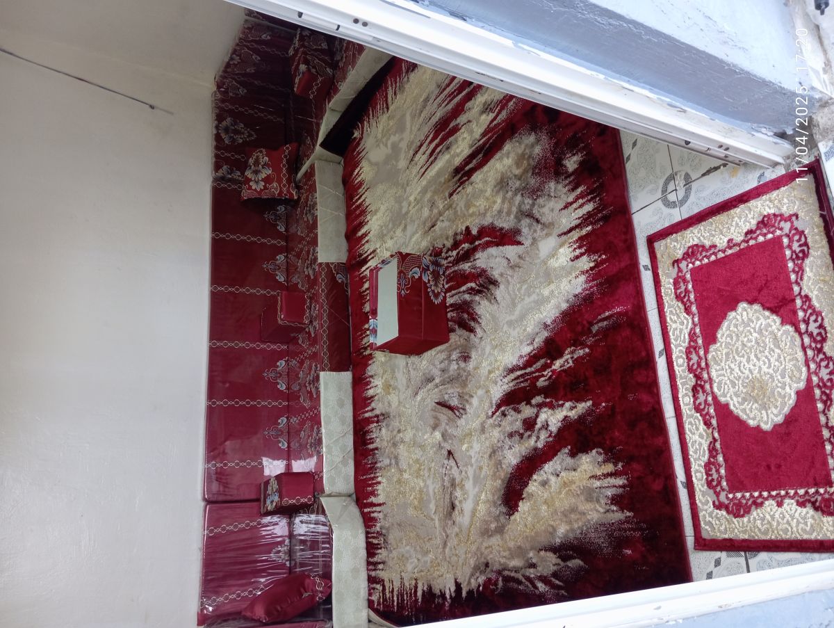 Salon Qaaci rouge 2 niveaux avec tapis neuf