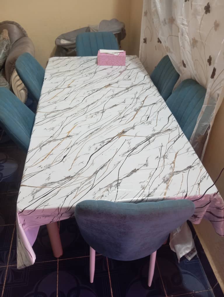 Table à manger avec 6 chaises à vendre