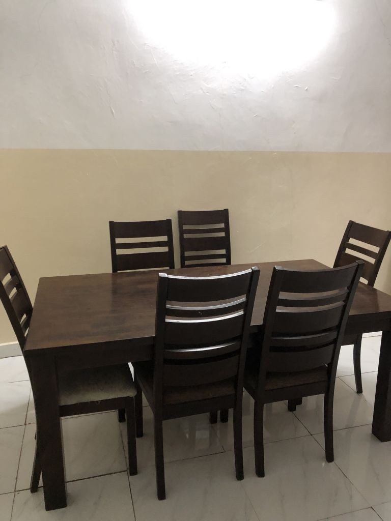 Table en bois avec 6 chaises en très bon état