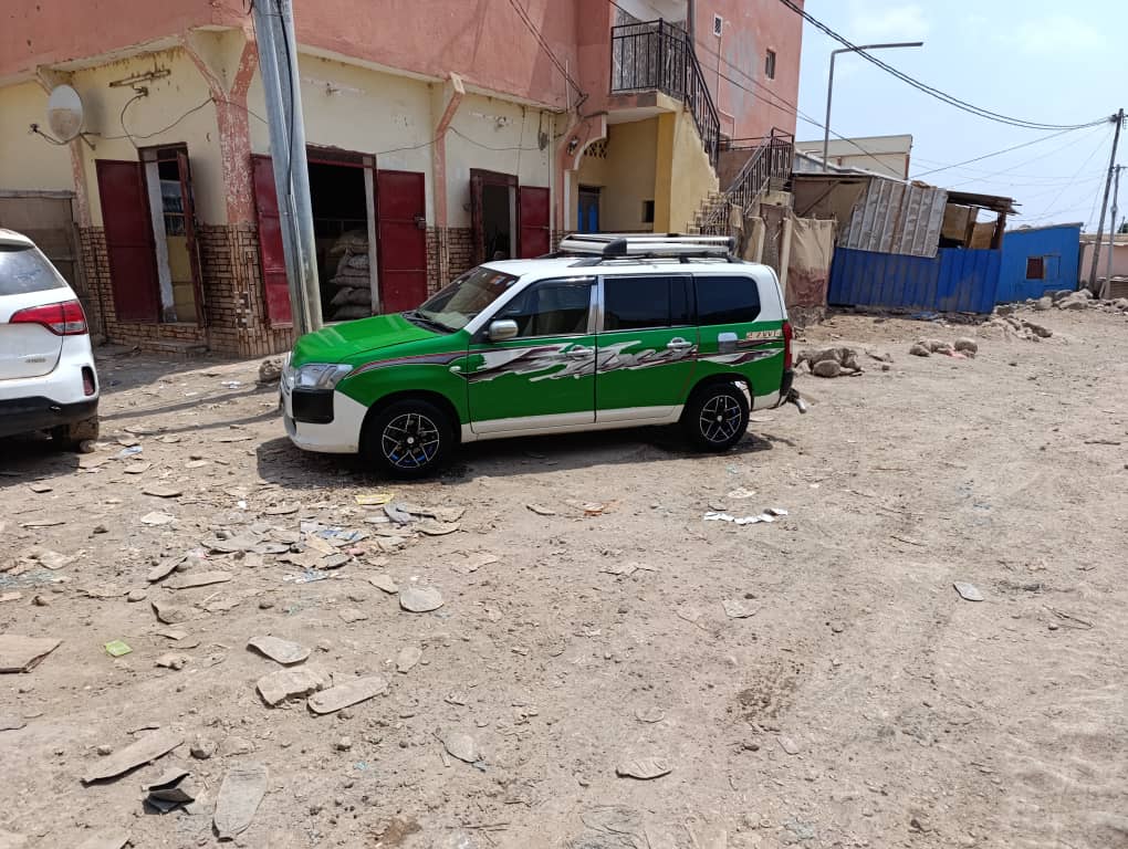 Taxi Borbox, excellent état, climatiseur, essence, négociable