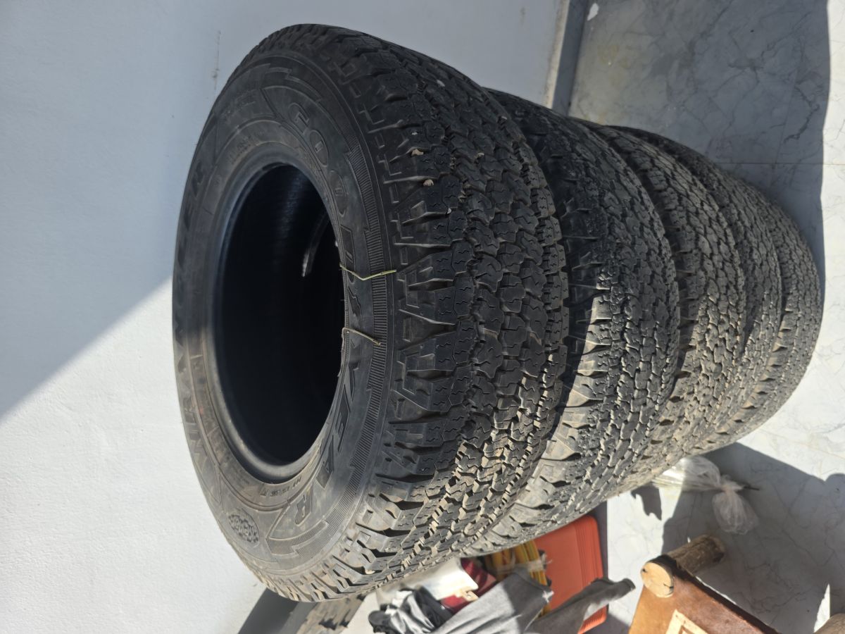 Lot de 5 roues 245-70r16 en bon état