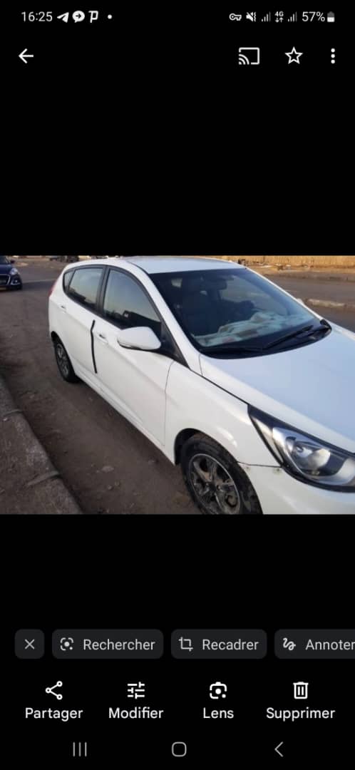 Voiture en bon état, climatisation et boîte automatique, prix négociable