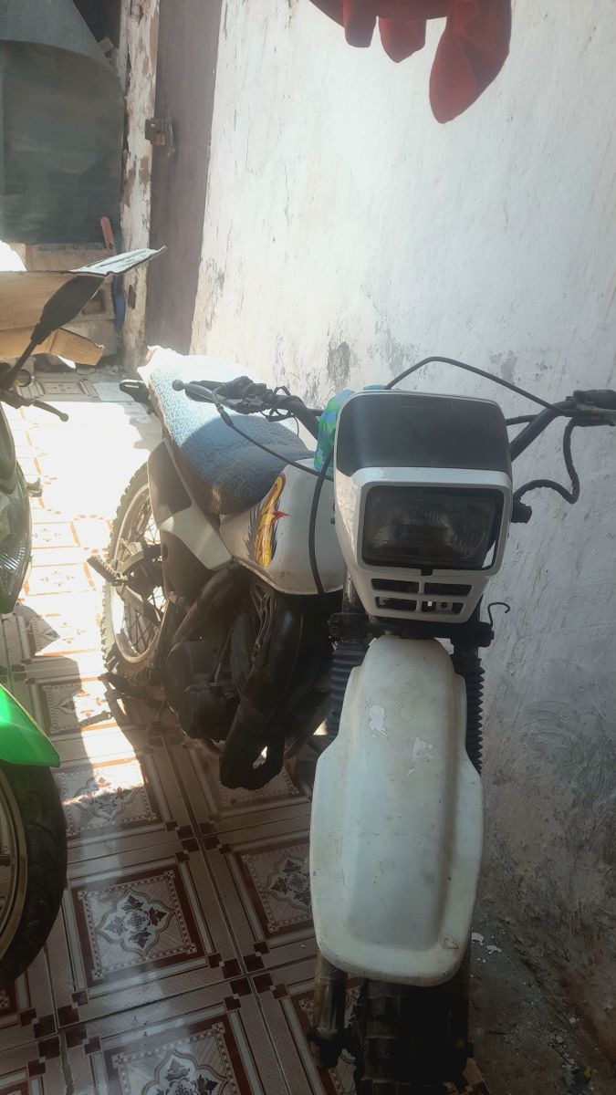 Moto Cross Yamaha DT125 blanche, bon état, pièces récentes