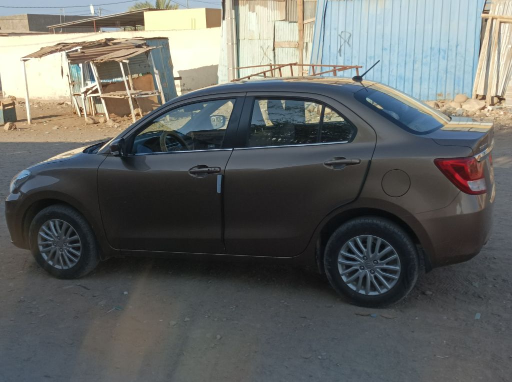 Suzuki Dzire 2022, boîte automatique, état impeccable avec options de luxe