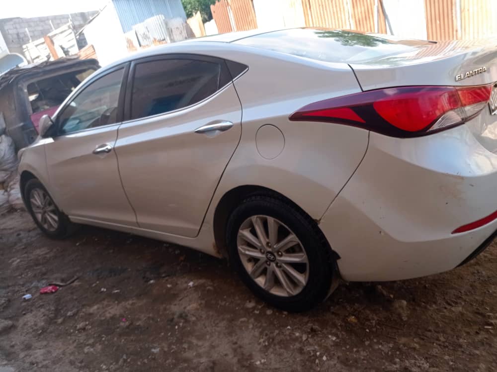 Hyundai Elendra 2015, essence, boîte automatique