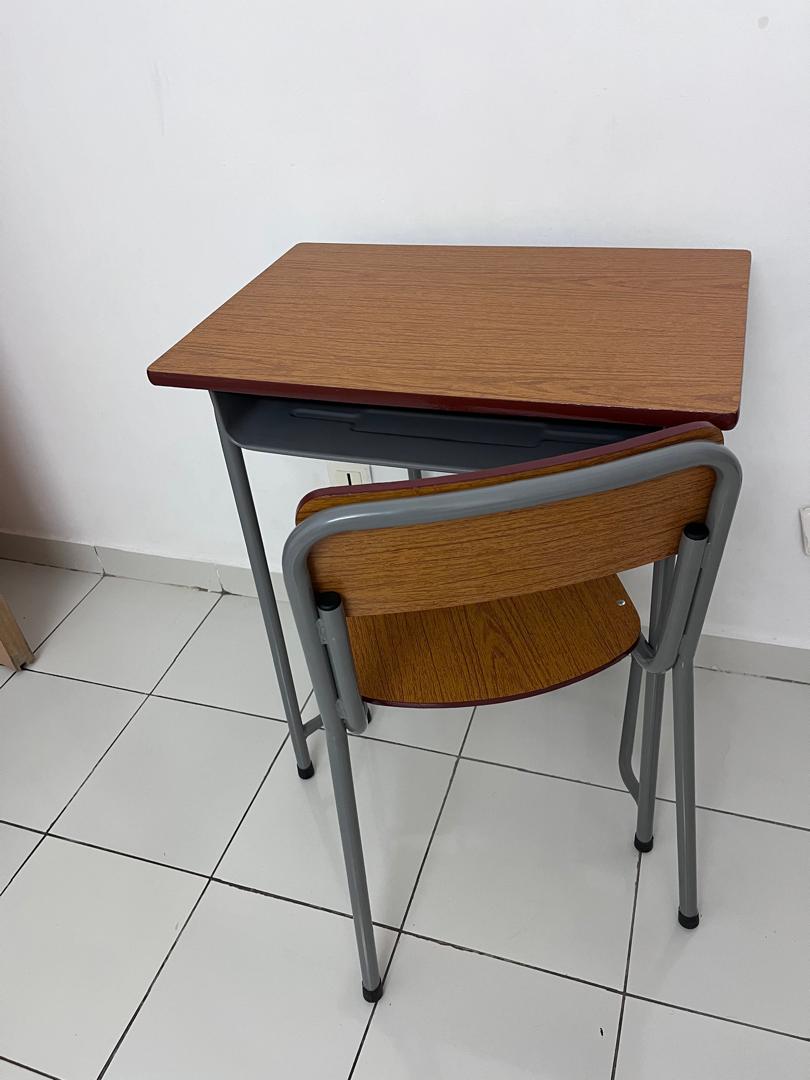 Bureau enfant en excellent état avec chaise