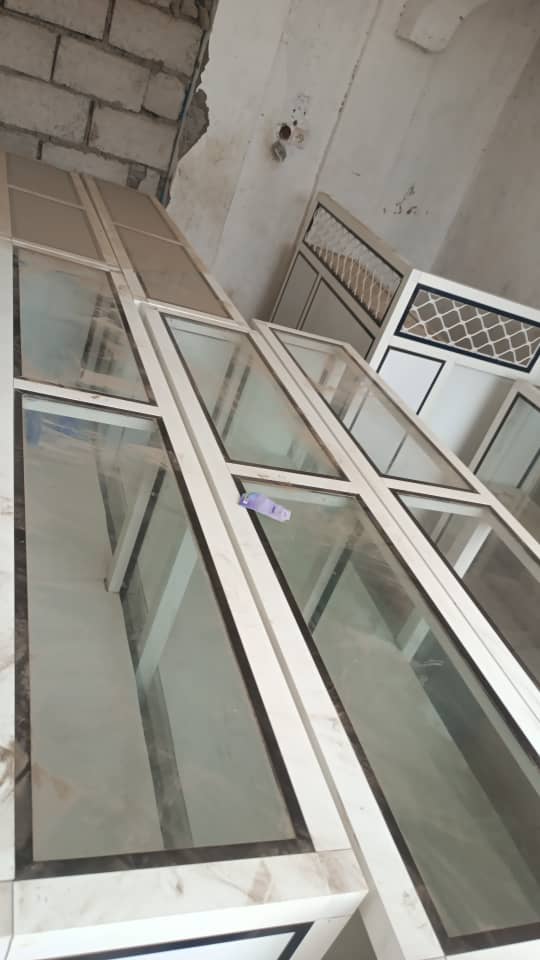 Comptoir d\'affichage en excellent état à vendre