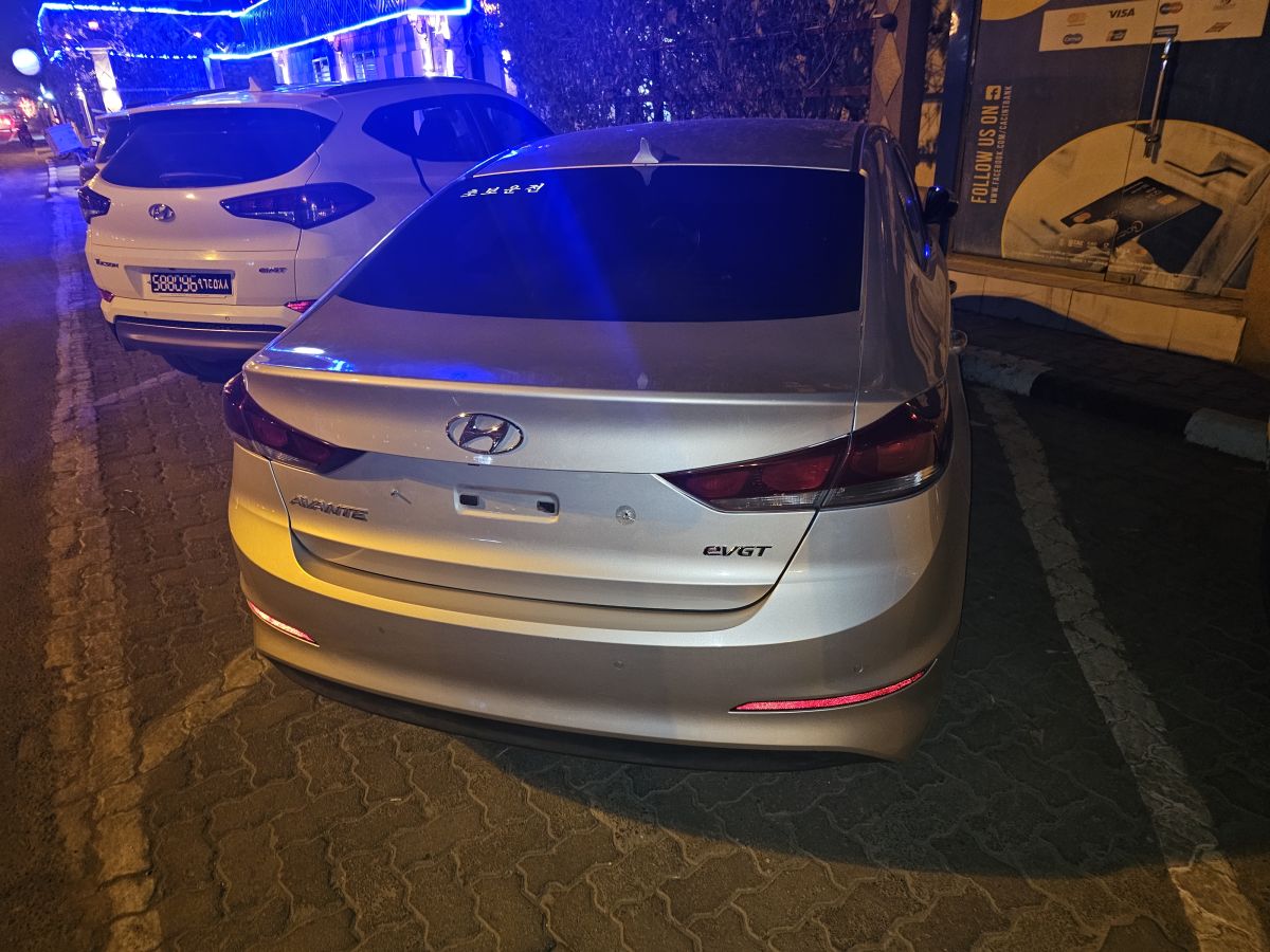 Hyundai Avante 2016, climatisée, sièges refroidissants, cuir gris