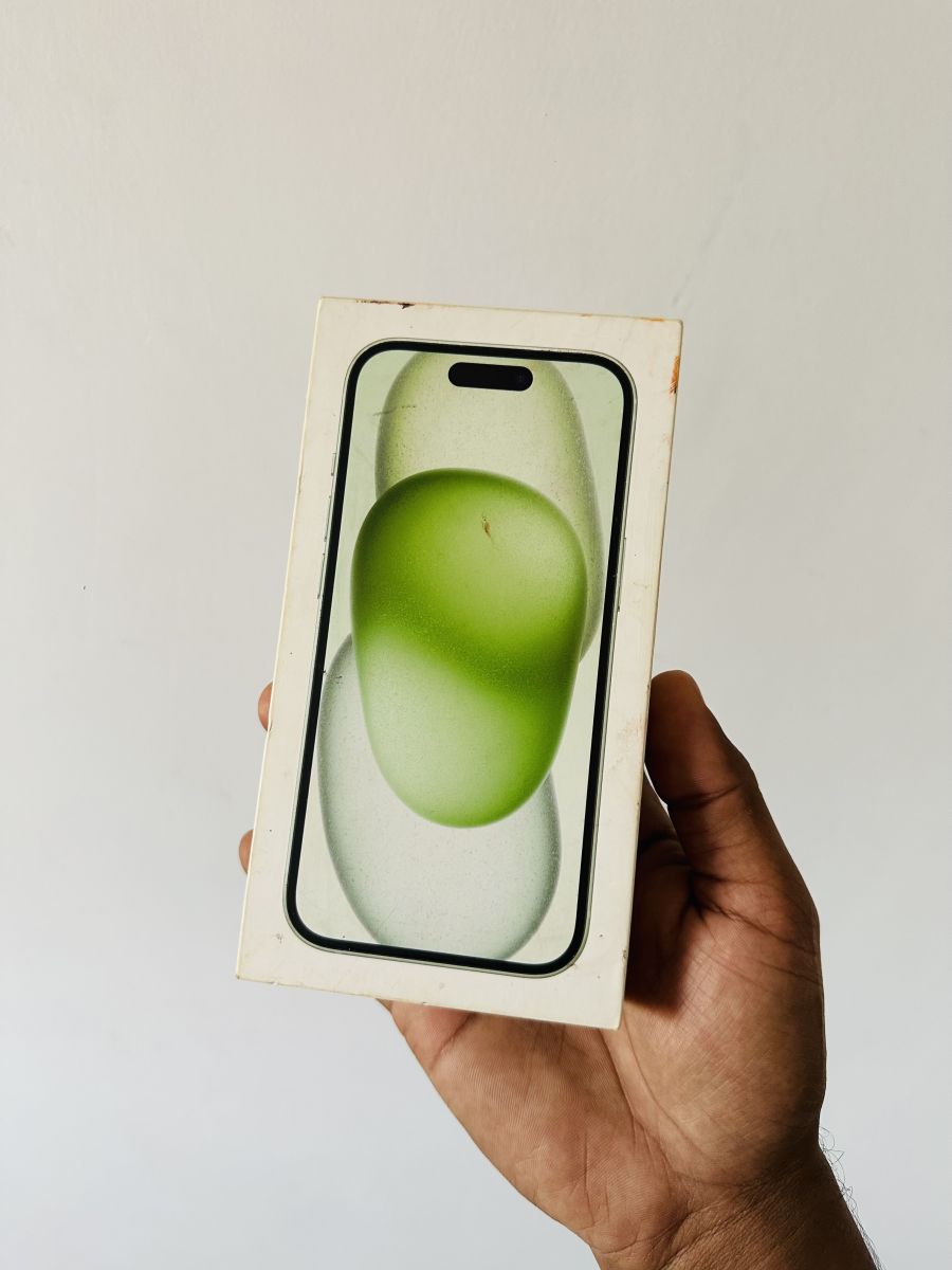 iPhone 15 128 Go, sous garantie, avec accessoires et 2 coques inclus