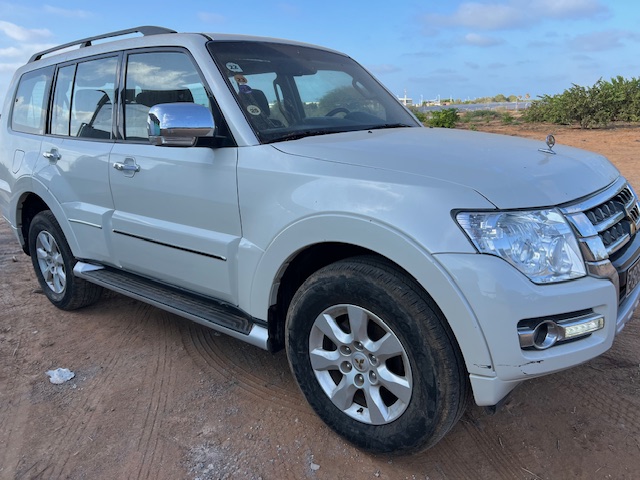 Mitsubishi Pajero 2021, automatique, essence, full options, état impeccable
