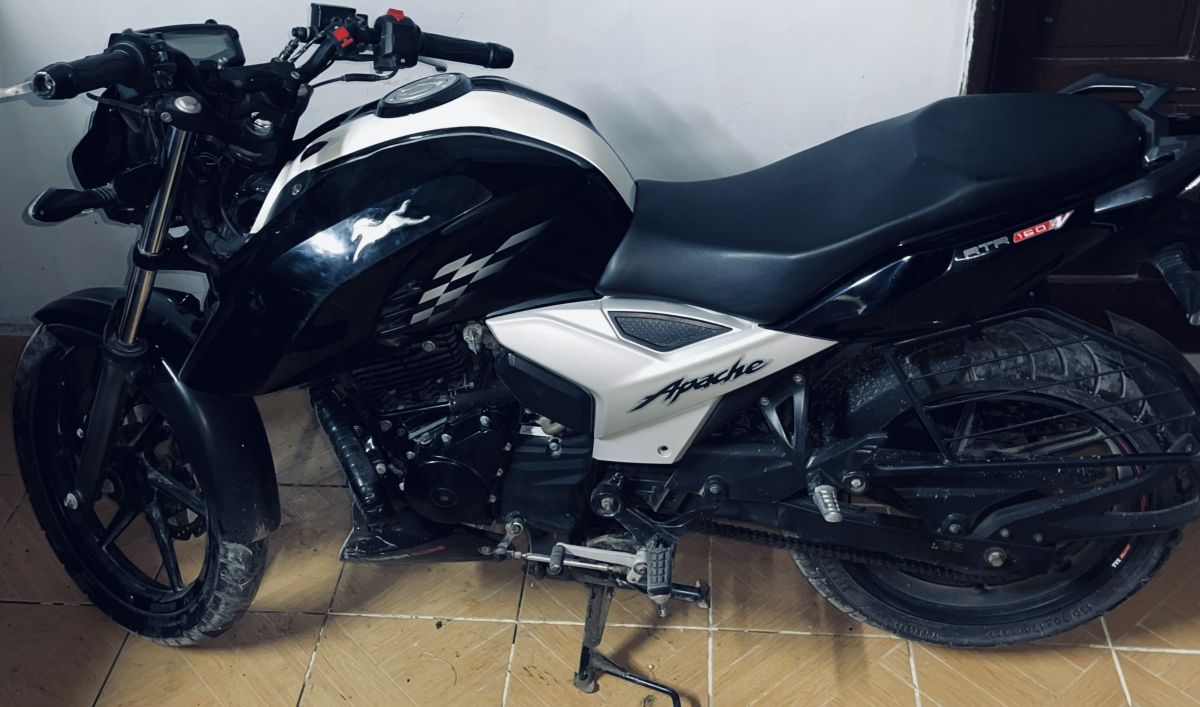 Moto TVS Apache RTR 160, comme neuve + casque inclus