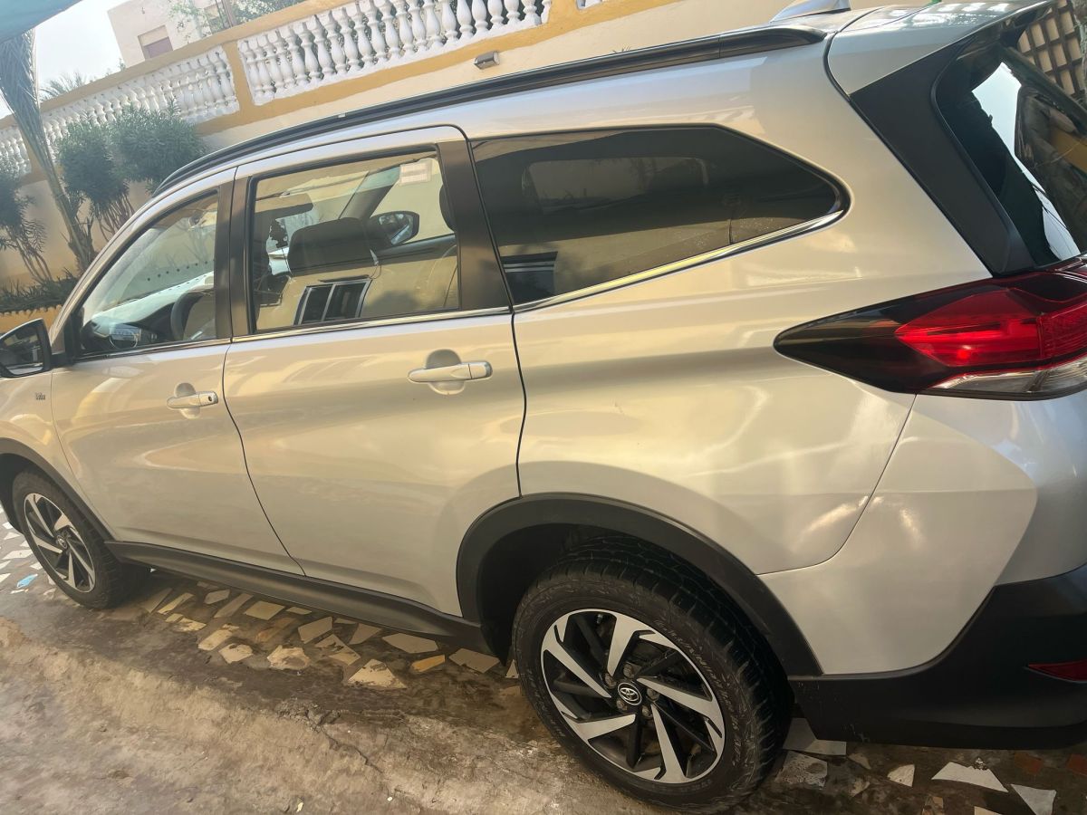 Toyota Rush 2021, gris, entretien chez Marill, caméra incluse