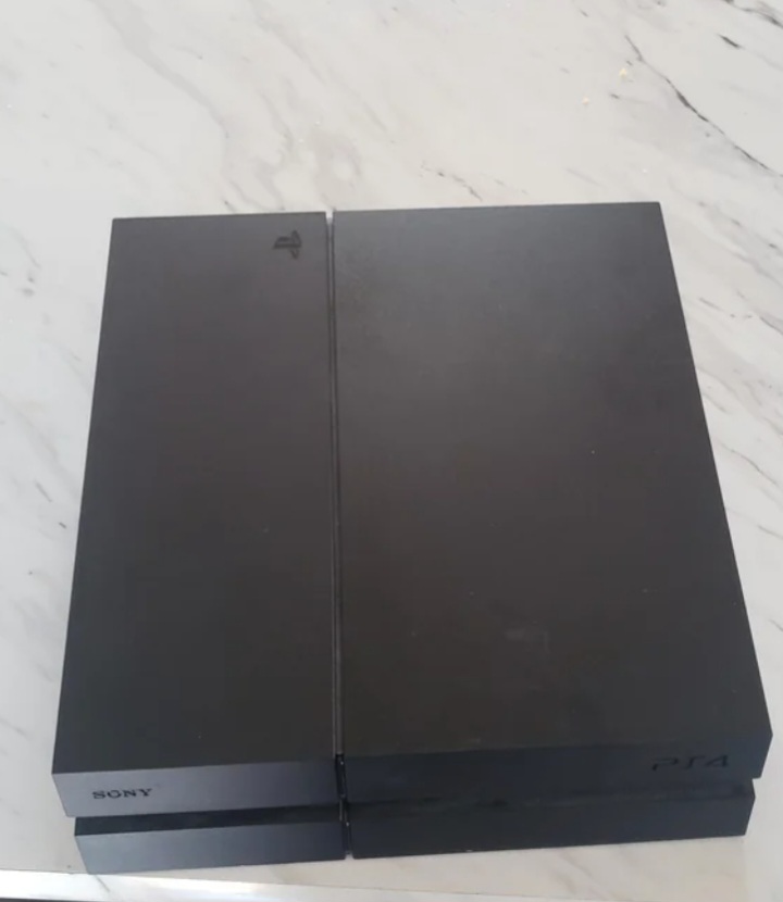 Playstation 4 avec 2 manettes et CD - Négociable