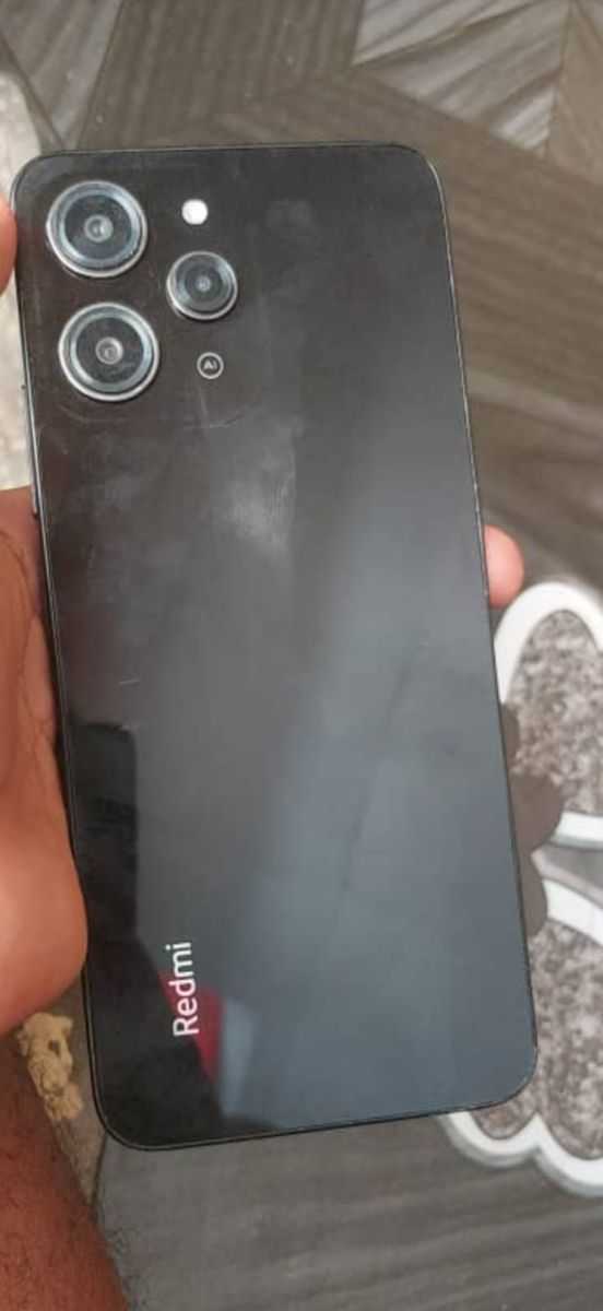 Redmi 13 - 6 Go RAM / 128 Go en très bon état avec chargeur et coque