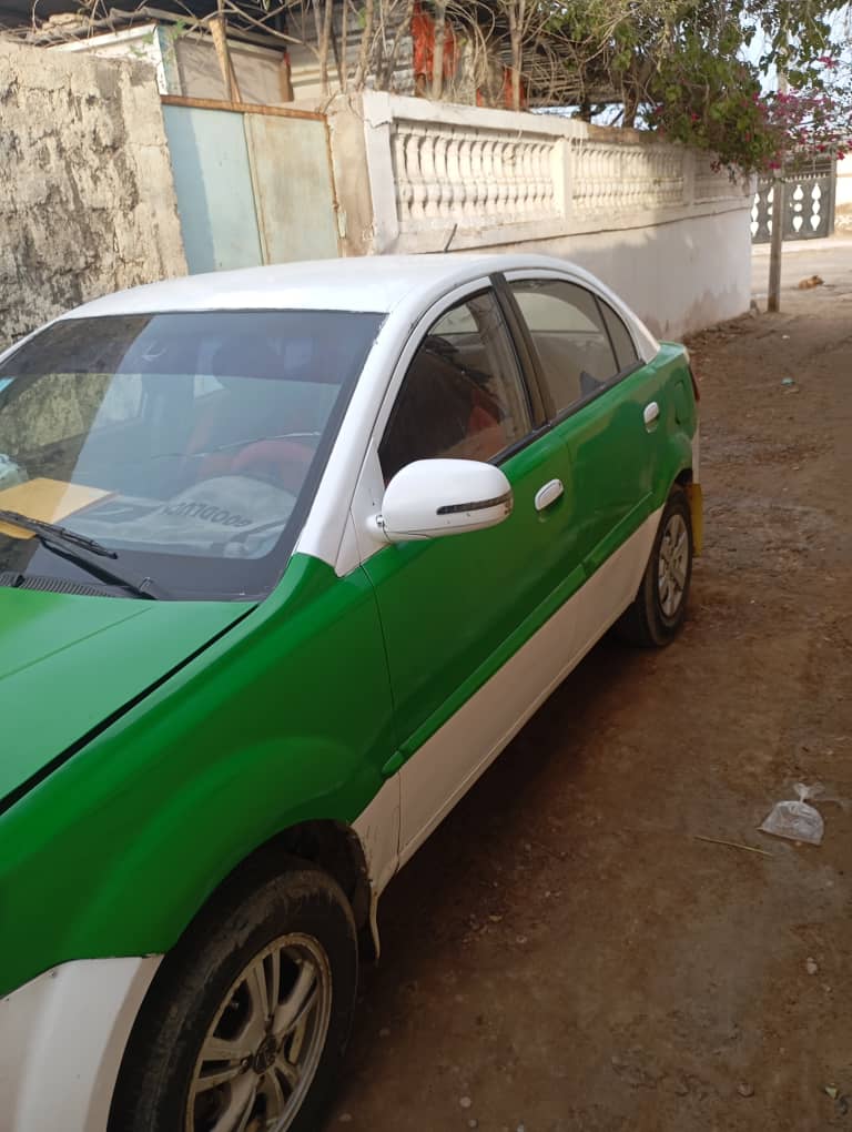 Taxi Kia Pride en excellent état avec clients de 80mil