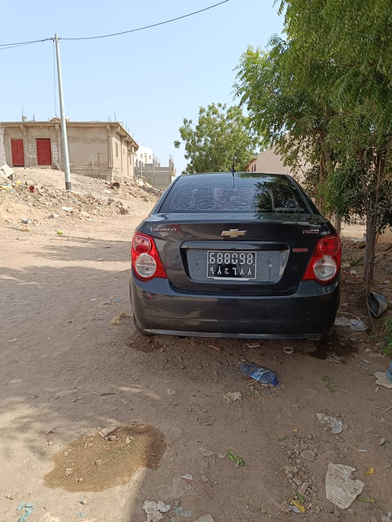 Chevrolet automatique, essence, clim 100%, 90 000 km, noir