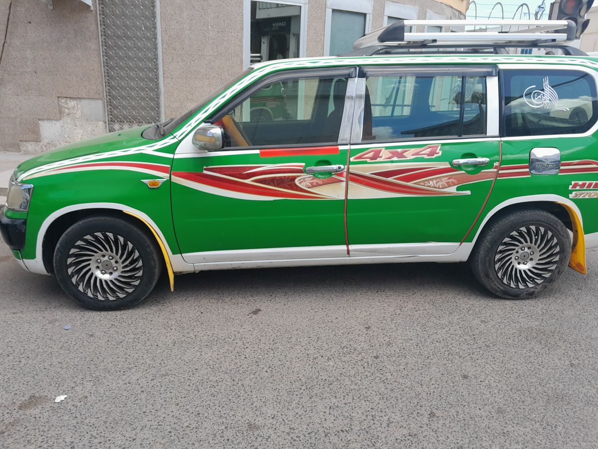 Toyota Probox en excellent état, climatisation, à vendre.