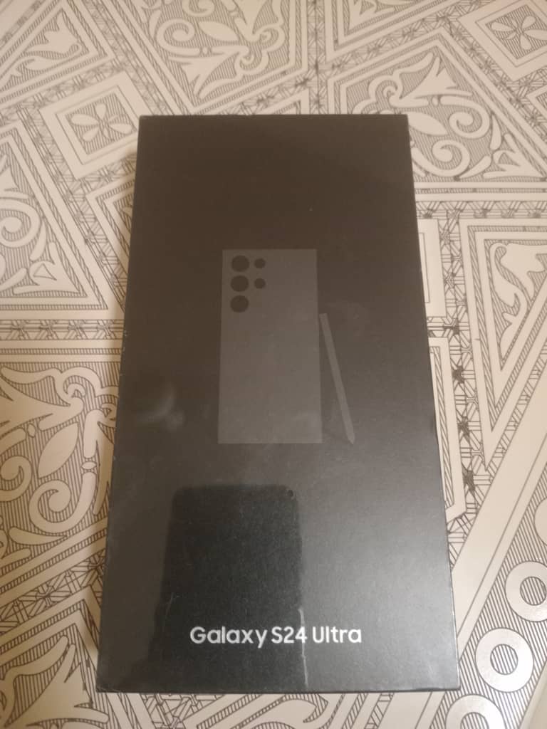 Samsung Galaxy S24 Ultra Noir Titanum Neuf, Avec Accessoires