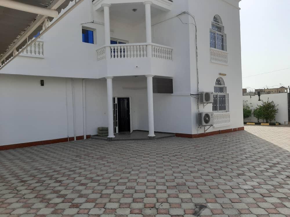Villa F6 avec Piscine à Haramous - Quartier Calme et Prestigieux