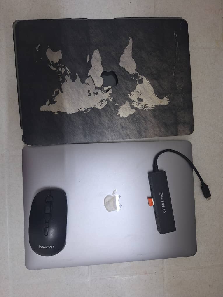 MacBook Air 2020 Gris Argenté, i7 1.2GHZ, 8 Go RAM, Adaptateur inclus