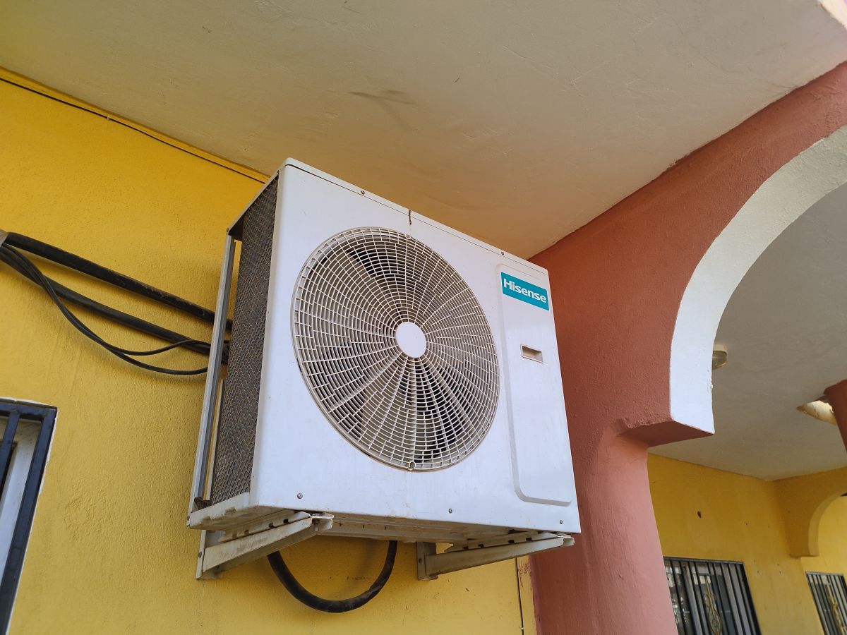 Climatiseur Hisense 3ch, 3kw, quasi-neuf, pour grandes pièces