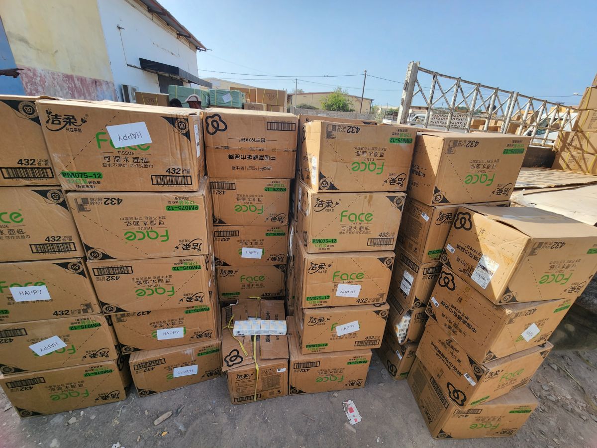 Conteneur de Kleenex en gros, 36 packs/stick, 12 pocket tissues. Prix négociable.