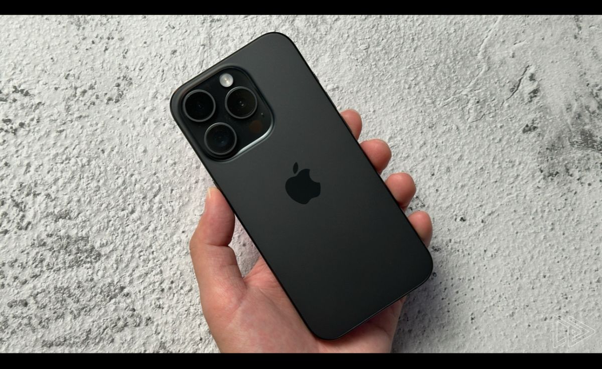 iPhone 15 Pro Noir avec Boîte et 3 Coques