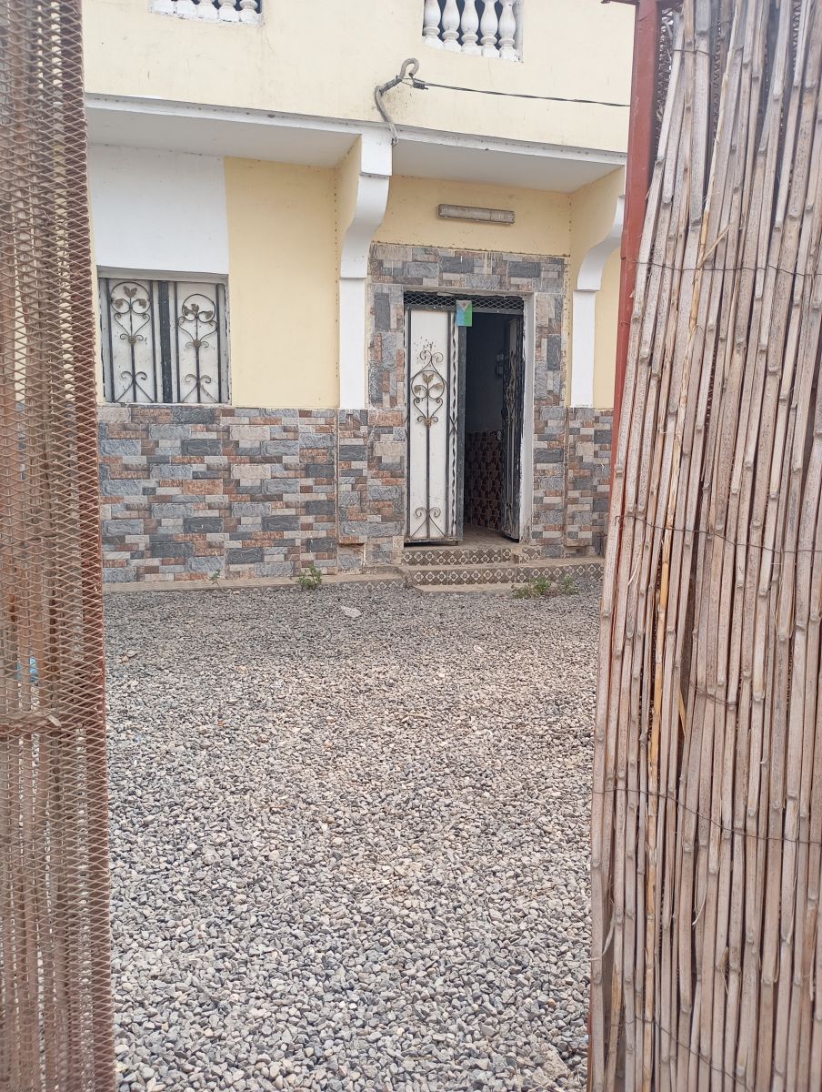 Maison commerciale à louer, 180m2, 5 chambres, PK12