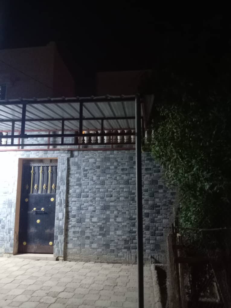 Maison F4 avec 4 chambres, 2 toilettes, et parking à Hodan2