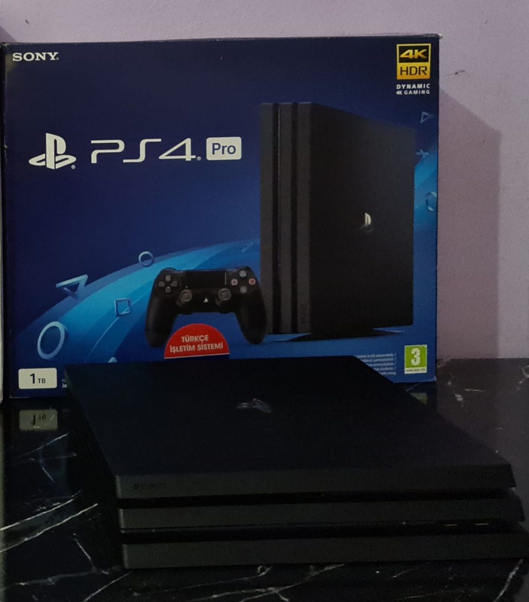 Playstation 4 Pro - Comme neuf avec manette et jeux inclus