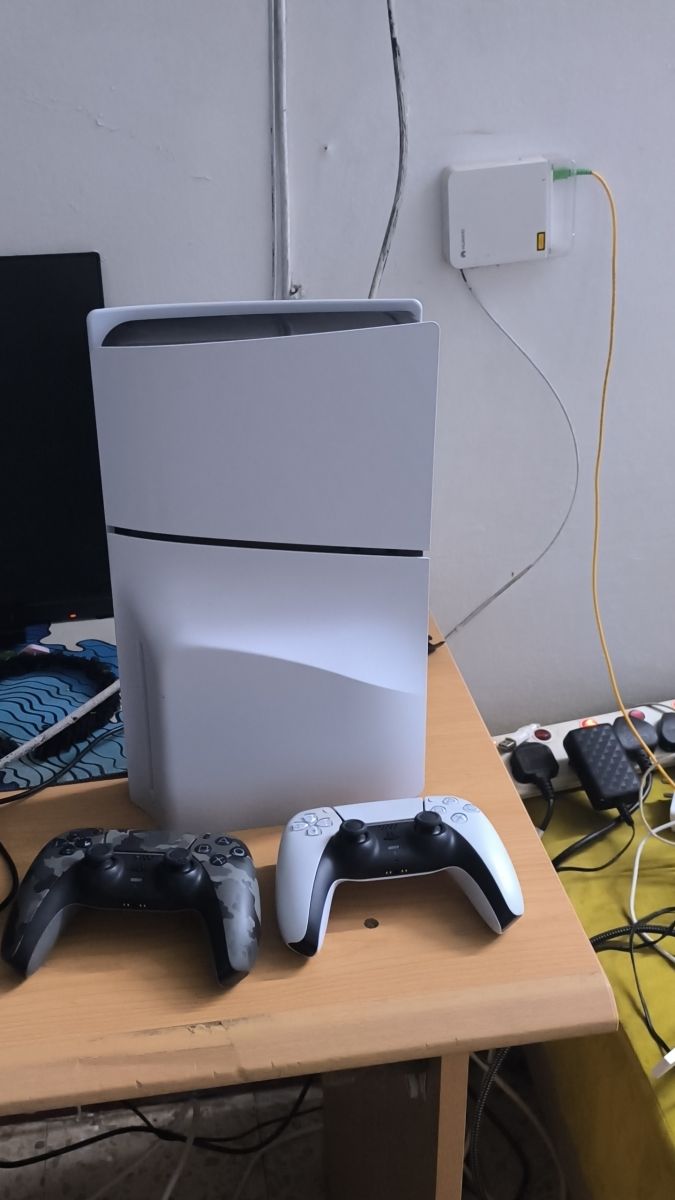 Playstation 5 Slim 4k avec 2 manettes, prix négociable
