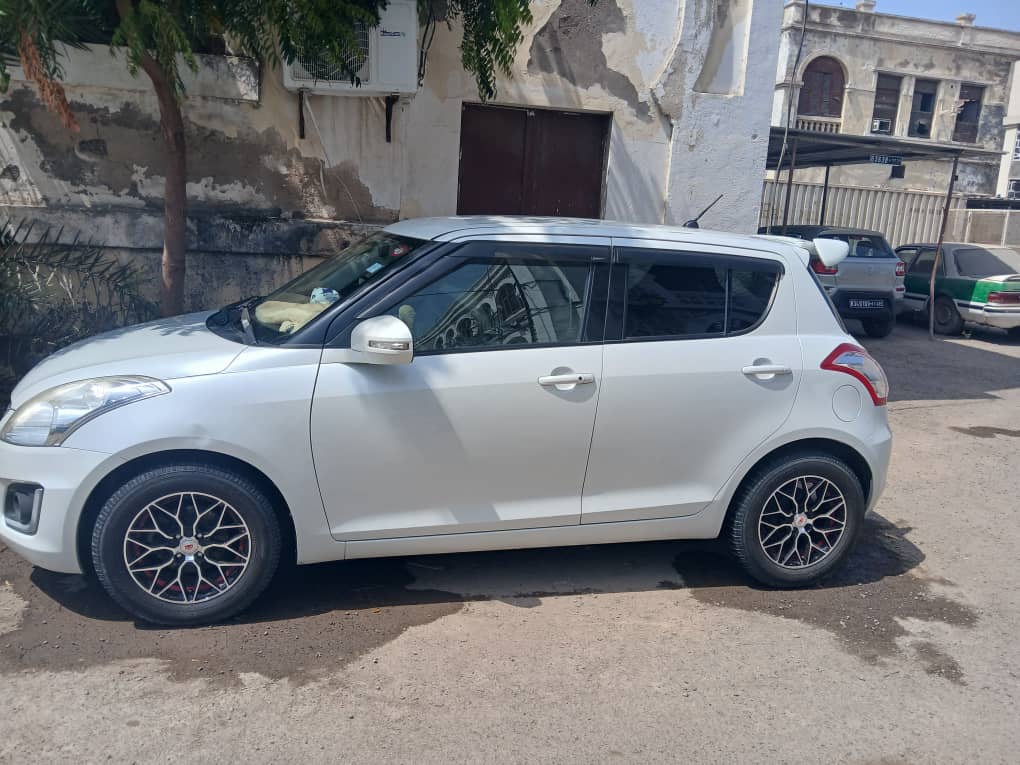 Suzuki Swift importée de Dubai, vignettes en règle