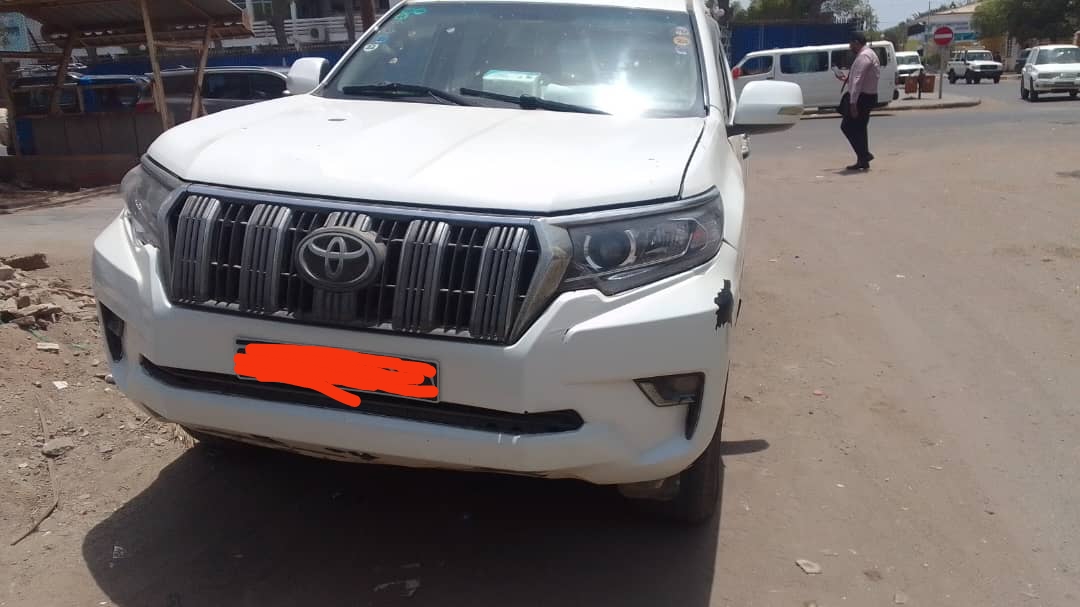 Toyota Prado à louer - Boîte manuelle, Diesel, Climatisation