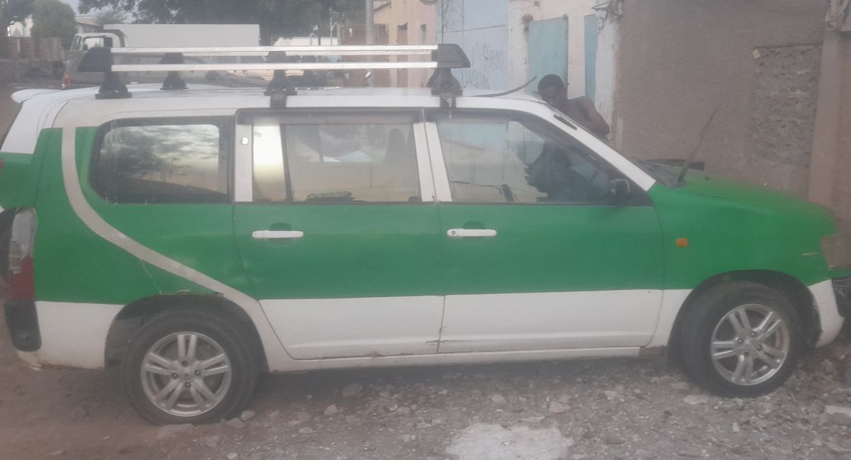 Taxi Toyota Probox, carrosserie en bon état