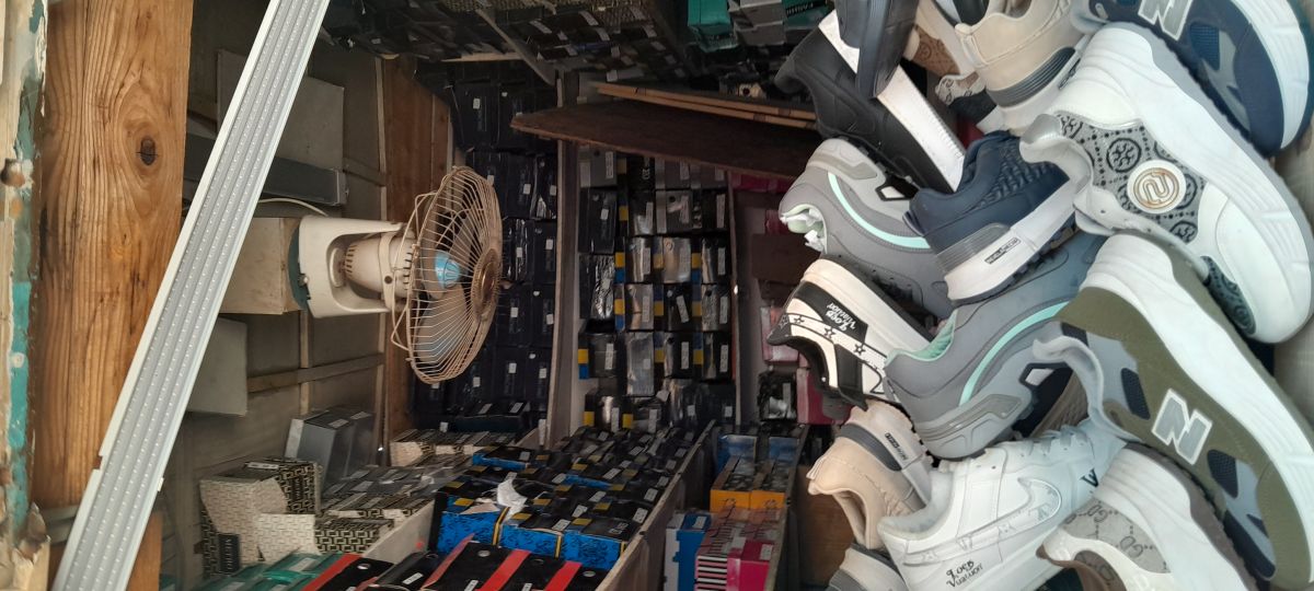 Boutique de chaussures au centre-ville - Abakoté