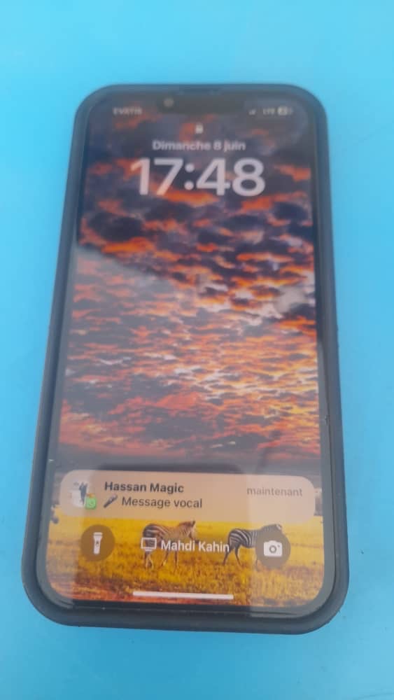 iPhone 14 en bon état, à vendre à prix raisonnable