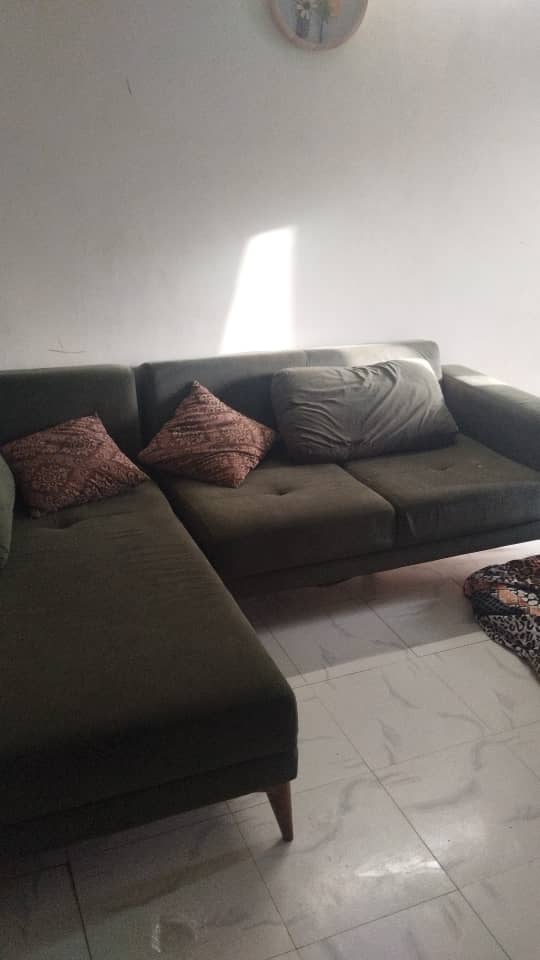 Canapé L vert avec table de base - Occasion en excellent état