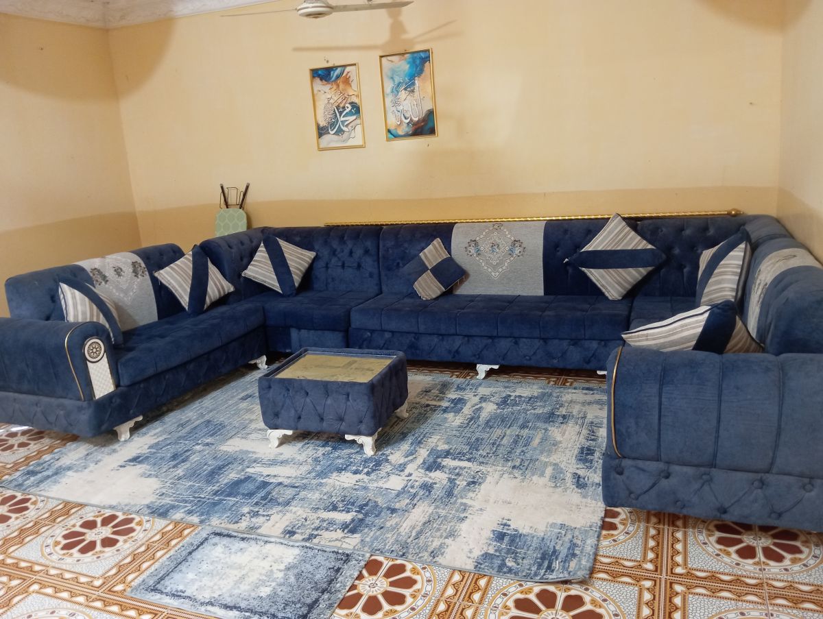 Salon complet avec table basse, rideau et tapis