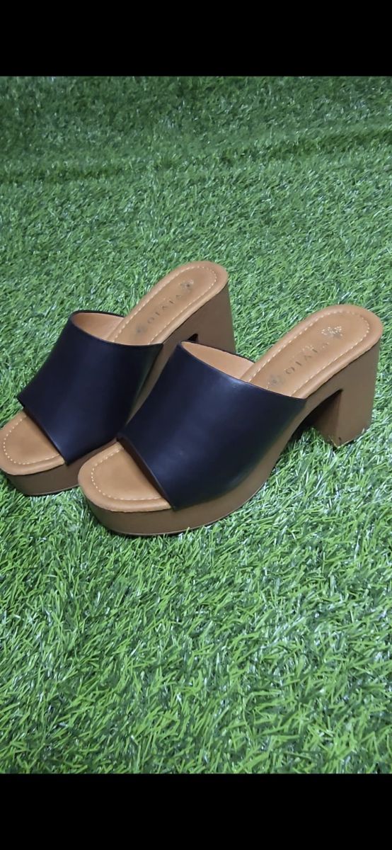 Lot de chaussures pour femme – talons, compensées et mules