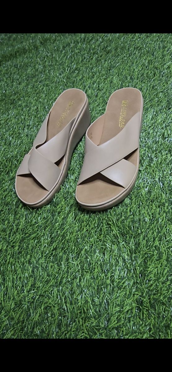 Lot de chaussures pour femme – talons, compensées et mules