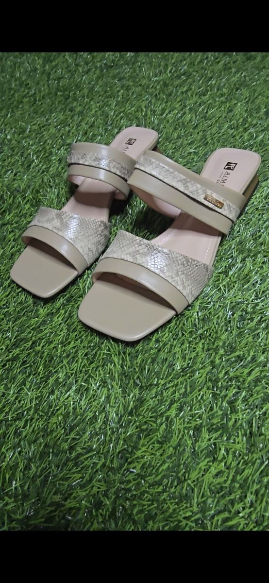 Lot de chaussures pour femme – talons, compensées et mules