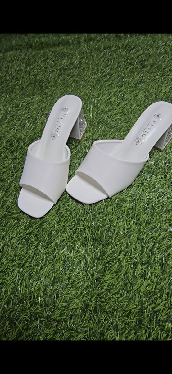 Lot de chaussures pour femme – talons, compensées et mules