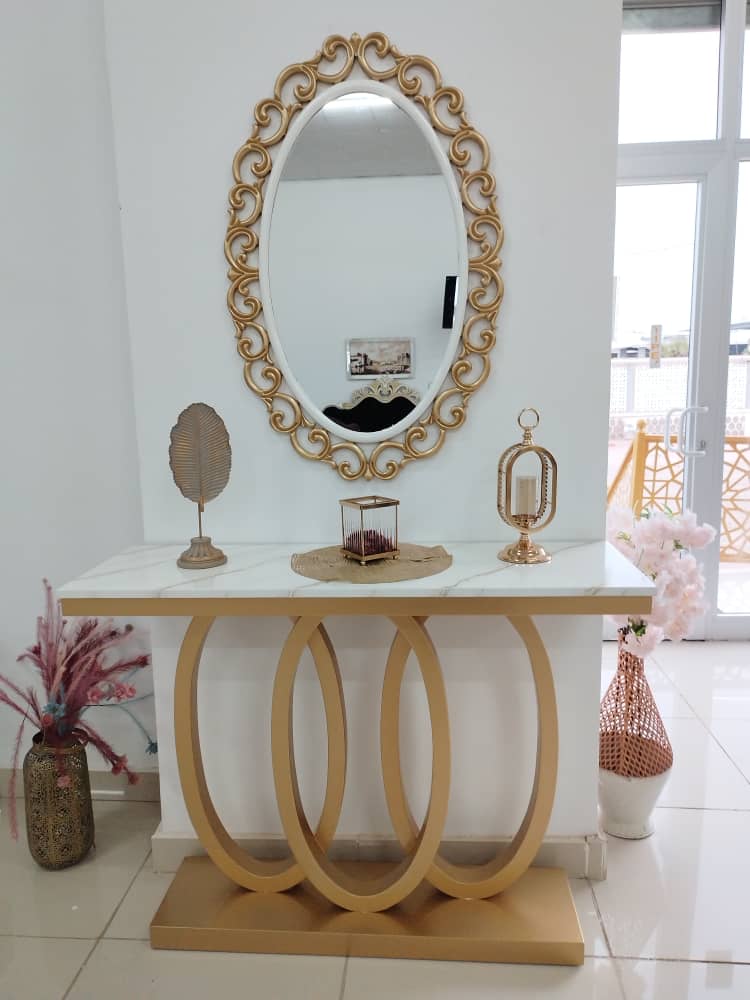 Console dorée avec miroir ovale décoratif