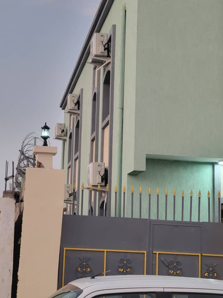 3 appartements à louer à Haramous avec climatisation et frais de gardien inclus