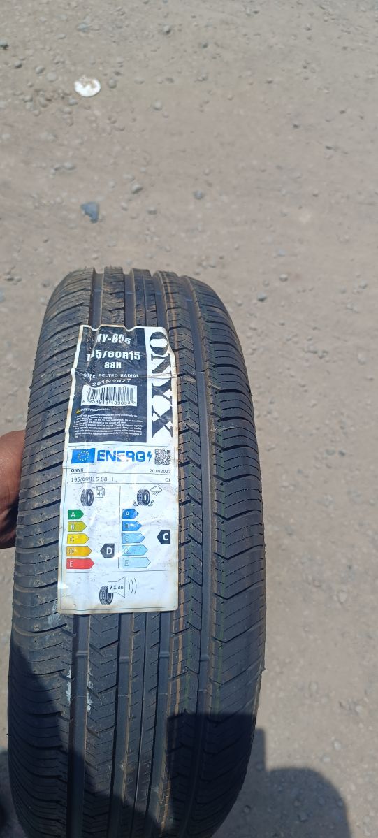 À vendre : 2 pneus Onyx 195/60 R15 (prix cassé)