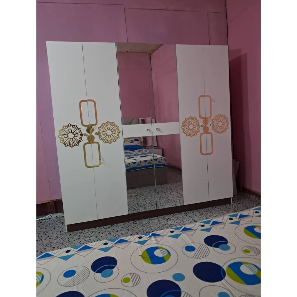 Ensemble complet pour chambre à coucher avec armoire, lit et chaises en bon état